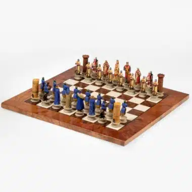 Schachbrett Kreuzzug II seitlich betrachtet, blaue und goldene Armee in Formation