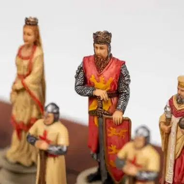Detail der weißen Figuren, König, Dame und bemalte Kreuzfahrersoldaten