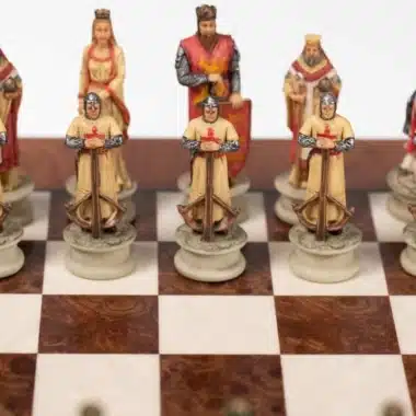 Detailansicht der Kreuzzug II Figuren, handbemalte Könige, Damen und Ritter