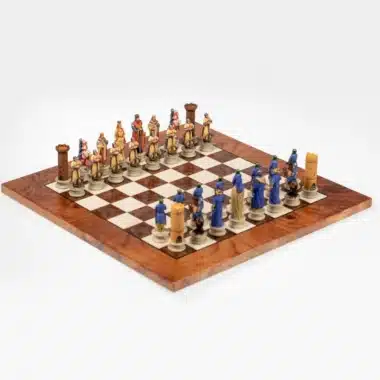 Schachspiel Kreuzzug II auf Holzschachbrett, diagonale Perspektive