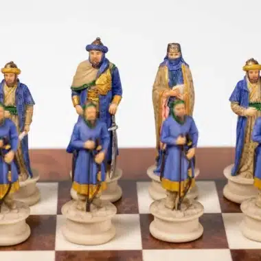 Blaue sarazenische Figuren handbemalt auf einem Holzschachbrett