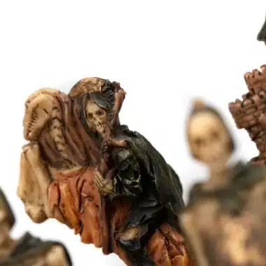 Skelett-Springer mit dunklem Umhang, Detail der geschnitzten Figur