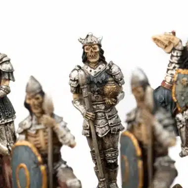 Schachfiguren Skelett-Krieger in Rüstung, Nahaufnahme der Gesichter
