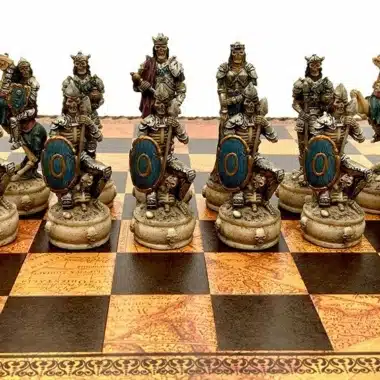 Reihe von Skelettkrieger-Figuren des Schachspiels Mort-Vivant III mit bemalten Schilden