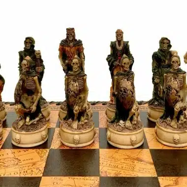Detailansicht der königlichen und berittenen Skelettfiguren des Schachspiels Mort-Vivant III vor weißem Hintergrund