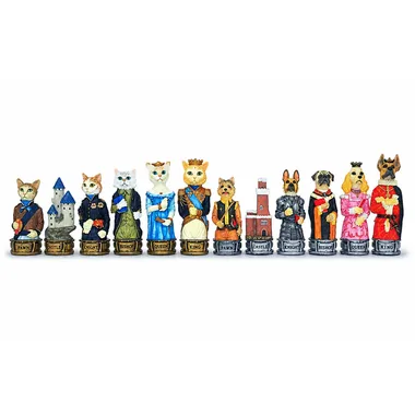 Reihe bemalter Schachfiguren mit Katzen und Hunden, Frontansicht