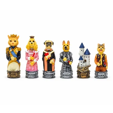 Schachfiguren Hunde gegen Katzen, König, Dame, Läufer, Springer, Turm und Bauer aufgereiht