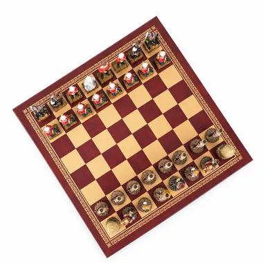 Rotes Kunstleder-Schachbrett und Anglo-Zulu-Kriegs-Schachfiguren, Diagonalansicht