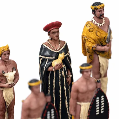 Schachfiguren aus Harz, Zulu-Figuren mit traditioneller Kopfbedeckung und Schmuck