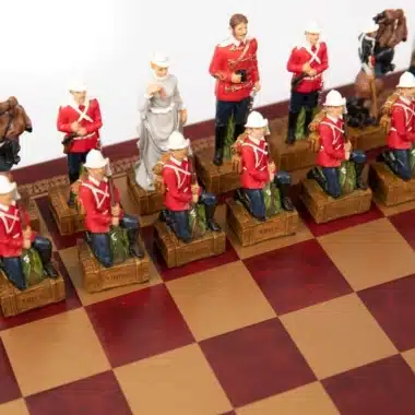 Anglo-Zouloue Kriegsset Rotes Kunstlederschachbrett und handbemaltes Schachspiel aus Harz – Bild 3