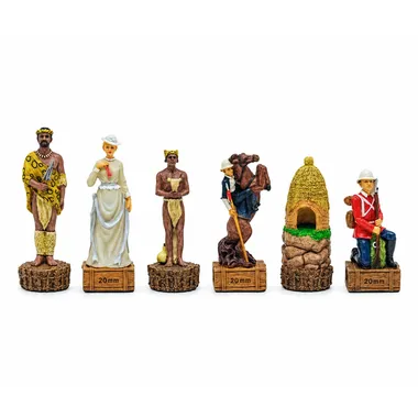Schachspiel aus Harz Anglo-Zulu-Krieg, sechs bemalte Figuren nebeneinander aufgestellt
