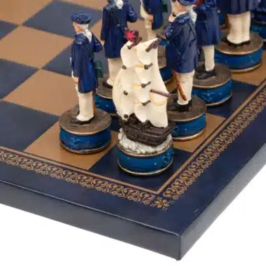 Alternative view of Set Pirates III Kunstlederschachbrett und handbemaltes Schachspiel aus Harz