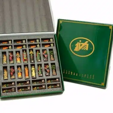 Ensemble "Robin des Bois" Echiquier en Similicuir & Jeu d'Echecs en Résine Peint à la Main