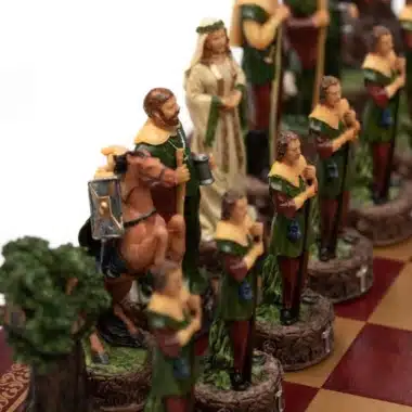 Set Robin Hood Kunstlederschachbrett & handbemaltes Schachspiel aus Harz – Bild 3