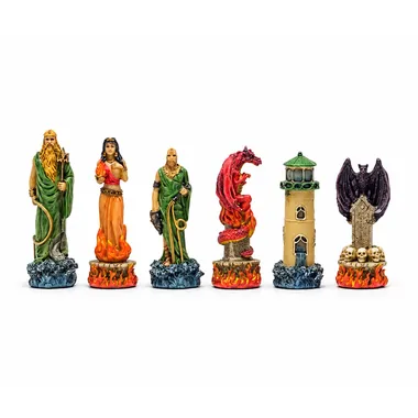 Schachfiguren aus Harz Gottheiten des Wassers vs Feuers nebeneinander aufgestellt