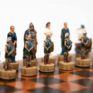 Set Trojanischer Krieg Schachbrett aus Kunstleder und handbemaltes Schachspiel aus Harz – Bild 4