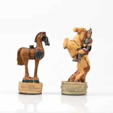 Set Trojanischer Krieg Schachbrett aus Kunstleder und handbemaltes Schachspiel aus Harz – Bild 9
