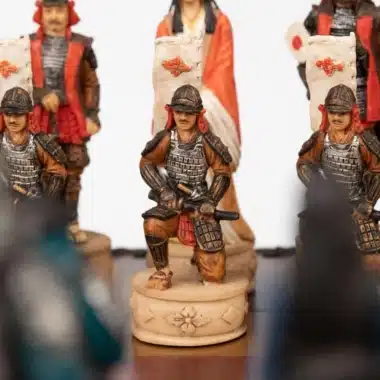 Samurai Schachbrett Set Kunstleder Aufbewahrungsbox und handbemaltes Schachspiel aus Harz – Bild 3