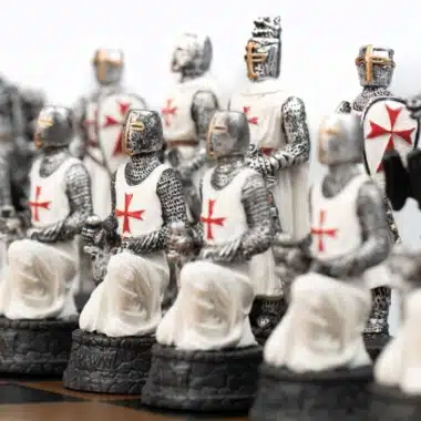 Templer-Schachfiguren, weiße Armee in dichter Formation