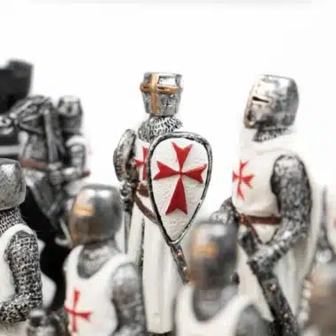 Templer-Schachfiguren, Nahaufnahme eines Ritters mit rotem Kreuzschild