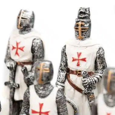 Weiße Templer-Figuren aus Kunstharz, Detail der Kreuze und Helme