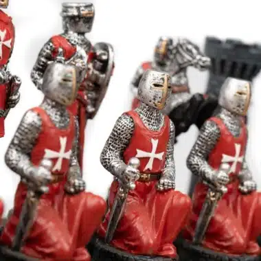 Rote Templer-Figuren, Detail von Springer und Turm im Hintergrund