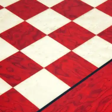 Schachbrett aus rotem Ahornholz, Nahaufnahme der Felder im Detail
