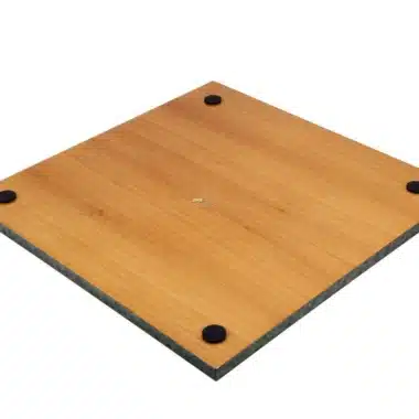 Unterseite des Holzschachbretts mit Schutzpuffern und Filz