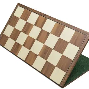 Aufgeklapptes Schachbrett aus Nussbaum und Ahorn von oben mit Spielfeld