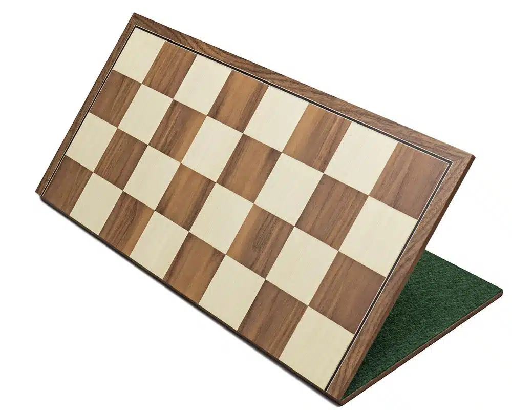 Aufgeklapptes Schachbrett aus Nussbaum und Ahorn von oben mit Spielfeld
