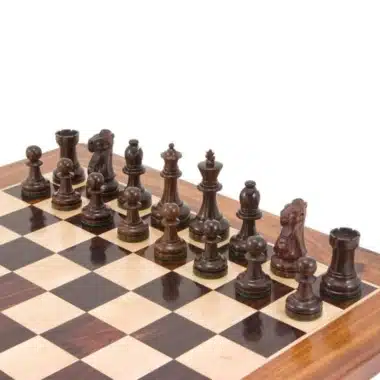 Dunkle Figuren des Schachspiels Staunton Supreme IV auf dem Schachbrett