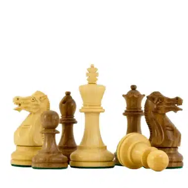 Schachfiguren aus Rosenholz mit geschnitzten Springern, Königen und Damen im Nahbild