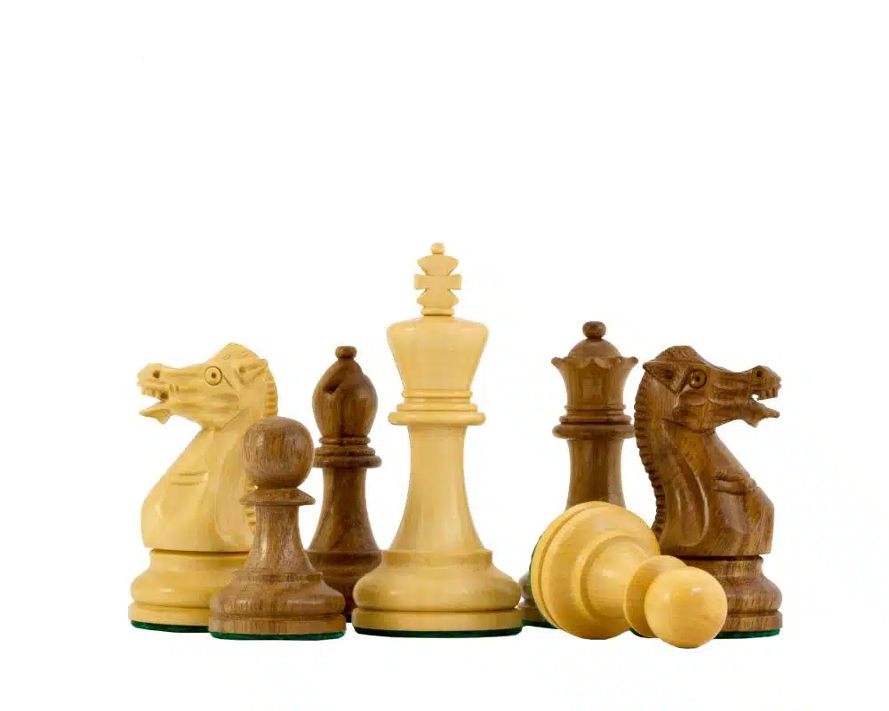 Schachfiguren aus Rosenholz mit geschnitzten Springern, Königen und Damen im Nahbild