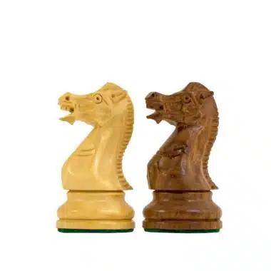 Geschnitzte Springer aus hellem Holz und Rosenholz einander gegenüber