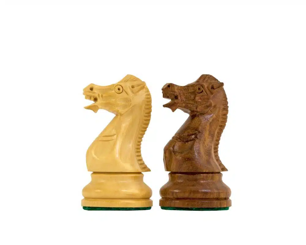 Geschnitzte Springer aus hellem Holz und Rosenholz einander gegenüber