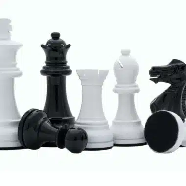 Schachspiel "Staunton Classique" aus schwarz und weiß lackiertem Holz – Bild 3