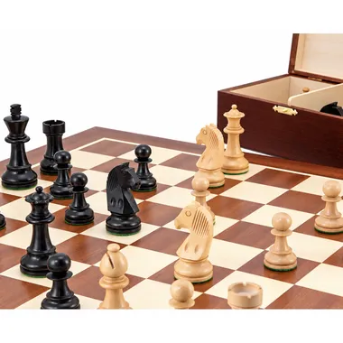 Buchsbaum- und ebonisierte Buchsbaumfiguren mitten im Spiel, Birken-Aufbewahrungsbox im Hintergrund