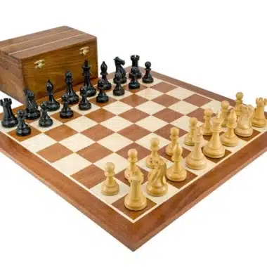 Komplettes Competition-Set: Holzfiguren, Schachbrett und Palisander-Box