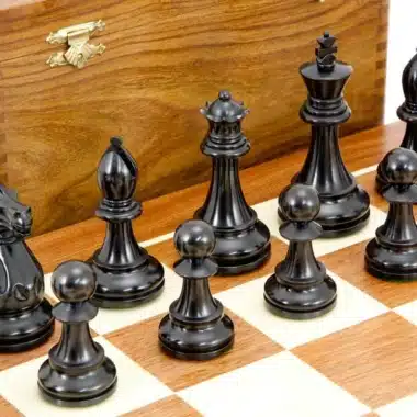 Detail der geschnitzten schwarzen Figuren, König, Dame und Bauern, auf dem Holzschachbrett