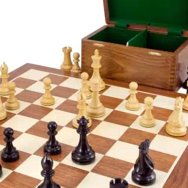 Nahaufnahme des Schachbretts mit Figuren im Spiel und geöffneter Box mit grünem Innenfutter