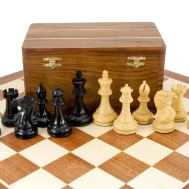 Komplettes Set auf dem Schachbrett aufgestellt, geschlossene Box dahinter in der Mitte
