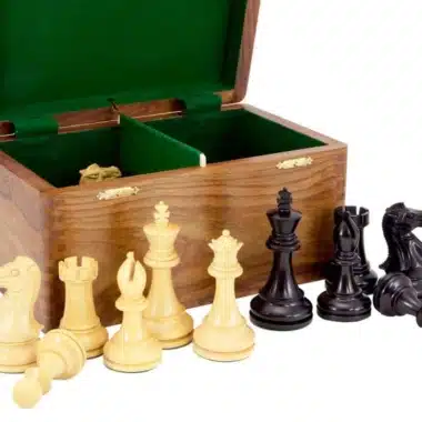 Geöffnete Aufbewahrungsbox mit grünem Innenfutter und davor aufgestellten Figuren