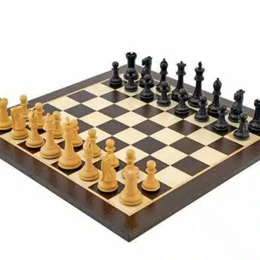 Komplettes Victoria-Set: schwarze und naturfarbene Buchsbaumfiguren auf Wenge-Ahorn-Schachbrett