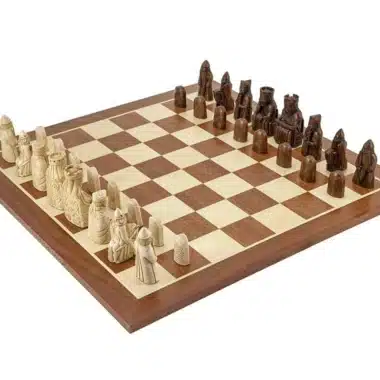 Riesiges Isle-of-Lewis-Schachbrettset aus Ahorn- und Mahagoniholz und Lewis-Insel Schachspiel