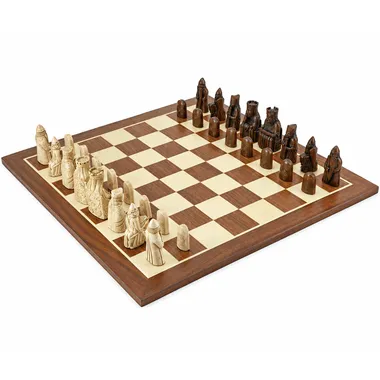 Großes Schachbrett aus Ahorn und Mahagoni mit aufgestelltem Isle of Lewis Schachspiel