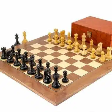 Komplettes Highgrove-Set mit Schachbrett, ebonisierten Figuren und Wurzelholzbox