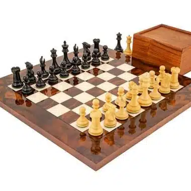 Komplettes Schachset Highclere: Schachbrett aus Wurzelholz und Ulme, Figuren aus Ebenholz und Buchsbaum, Box aus Rosenholz