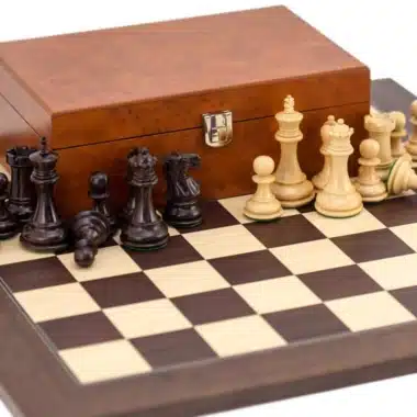 Geschlossene Box auf dem Schachbrett mit schwarzen und weißen Figuren