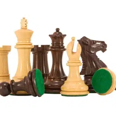 Satz schwarzer und weißer Schachfiguren mit grünem Filzboden