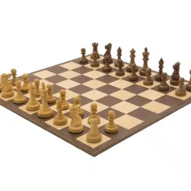 Komplettes Schachspiel Commandement mit Rosenholz-Figuren auf klappbarem Schachbrett aus Nussbaum und Ahorn